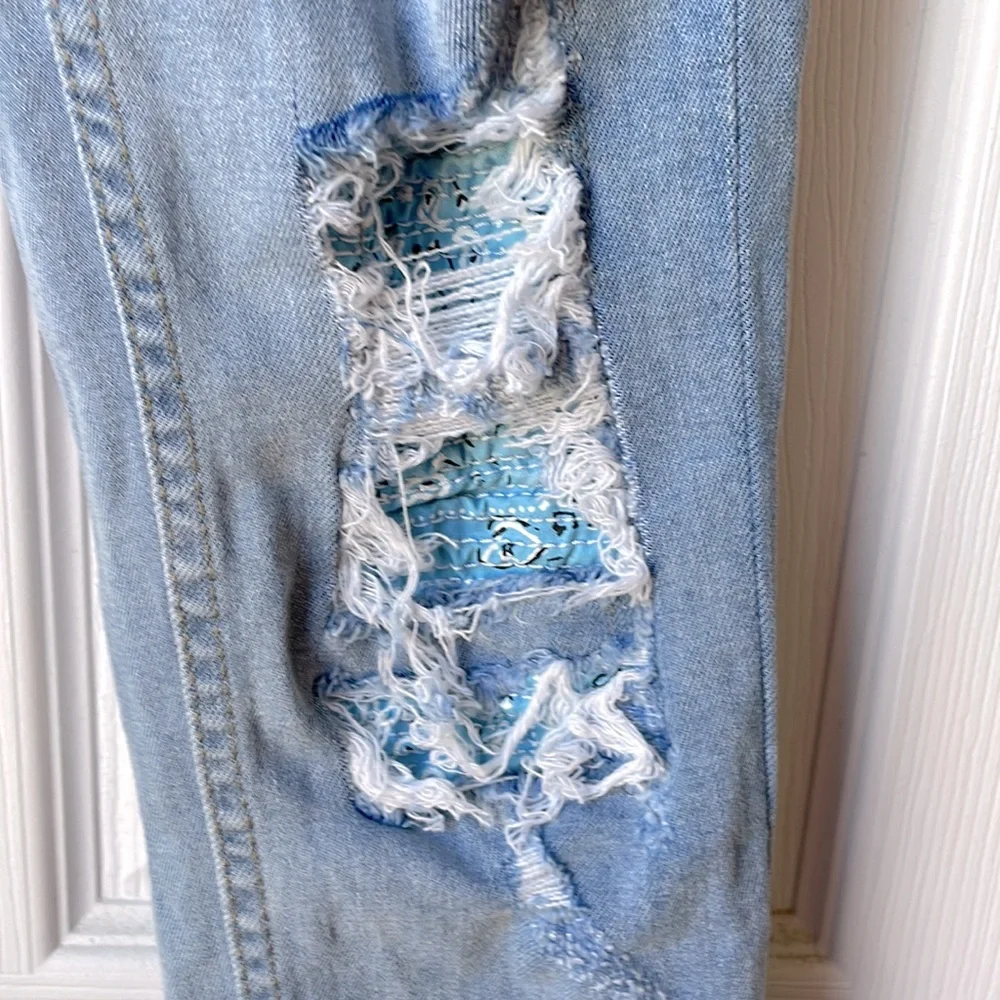 SUPER SKINNY BANDANA RIP AND REPAIR JEANS‎